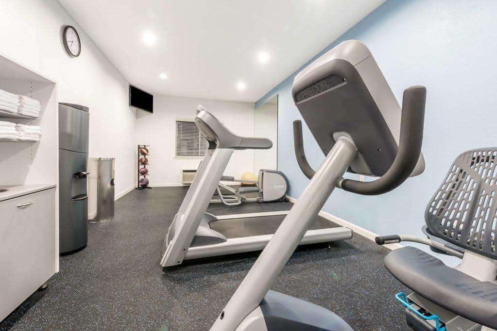 Days Inn & Suites By Wyndham Dallas Ngoại thất bức ảnh