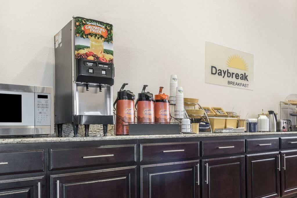 Days Inn & Suites By Wyndham Dallas Ngoại thất bức ảnh